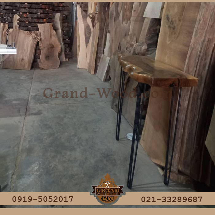 میز کنار سالنی روستیک در کارگاه نجاری گرند وود