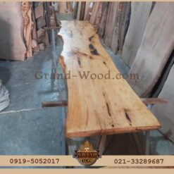 آماده سازی صفحه اسلب روی کابینت روستیک در کارگاه نجاری