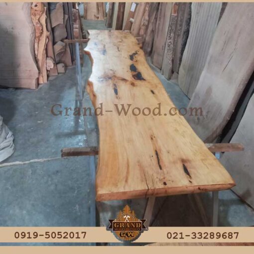 آماده سازی صفحه اسلب روی کابینت روستیک در کارگاه نجاری